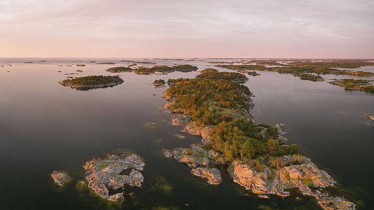 Vy över Bergön och vackra Sankt Anna skärgård