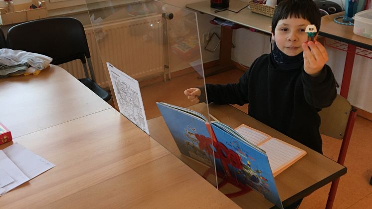 Für diejenigen Schüler, die das Präsenzangebot wahrnehmen, hat das Team der Dietrich-Bonhoeffer-Schule als zusätzlichen Infektionsschutz Plexiglas-Platten für die Schülertische gebaut.