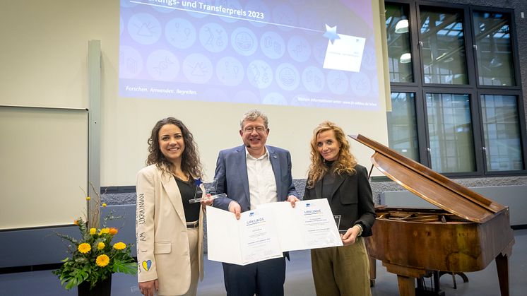 Erstmals wurde auf der Wildauer Wissenschaftswoche der Forschungs- & Transferpreis der TH Wildau verliehen. Dr. Anna Grebinyk (l.) & Prof. Dana Mietzner (r.) erhielten von Vizepräsident Prof. Klaus-Martin Melzer die Auszeichnung. (Bild: U. Büschleb)