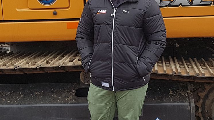 Benjamin Andrésen framför en Case