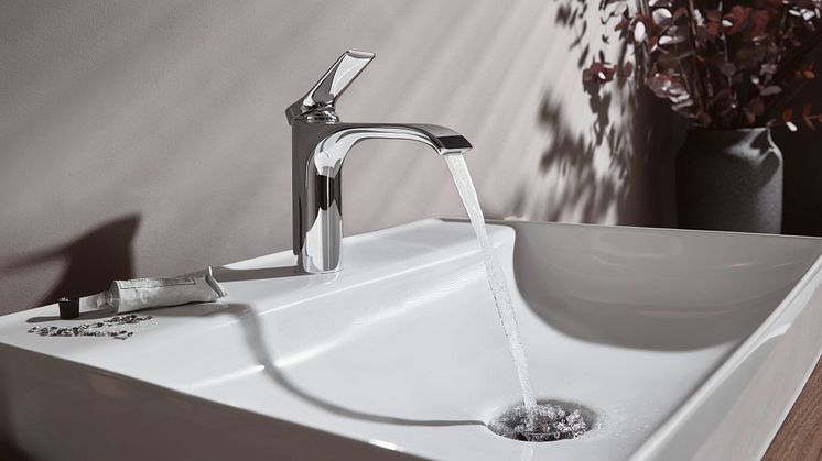 En forfriskende vandoplevelse kræver ikke altid et brusebad. Den nye armaturserie hansgrohe Vivenis lader en luftig vandstråle flyde ned i håndvasken i en bred bue. Armaturets elegant svungne tud fortsætter ned i vandstrålen.