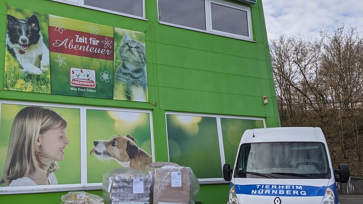 Übergabe der Spendenpaletten der Initiative "Tierisch engagiert" in Nürnberg -Foto: privat