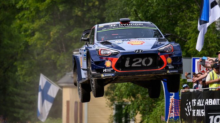 Neuville tar ledningen i WRC 2017.
