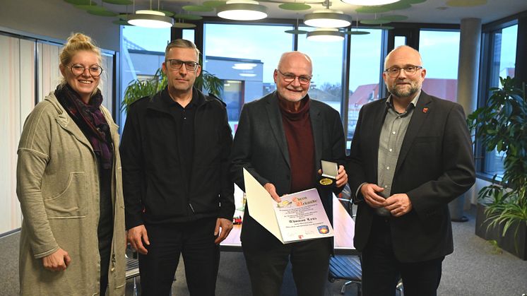Verabschiedung von Thomas Lenz (v.l.): Ilka Zerche-Roch (künftige Teamleitung der Barnimer Notfallseelsorge), Kreisbrandmeister Sylvio Salvat-Berg, Thomas Lenz und Landrat Daniel Kurth. Foto: Landkreis Barnim/Bachmann