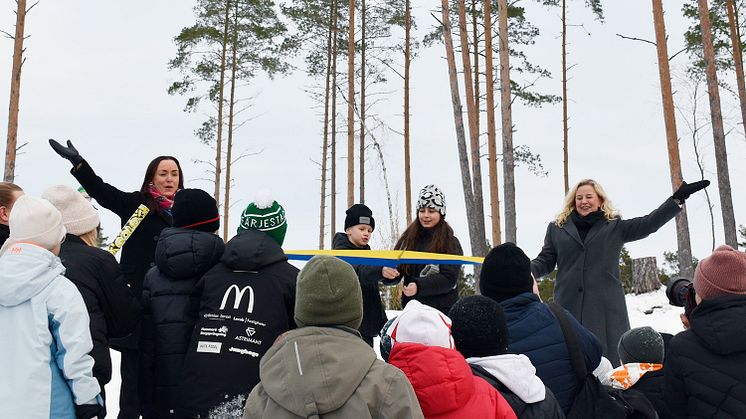 Från vänster: Linda Larsson (s) kommunstyrelsens ordförande, Måns Nilsson och Soz Sandi i årskurs fem samt rektor Anna Fredriksson.