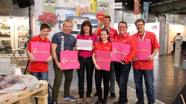 Niclas Girndt, Stefan Bräuer, Mona Meister, Lars Dieterle, Carolin Cerny, Torsten Cerny und Christian Girndt präsentieren stolz die gesammelte Spendensumme
