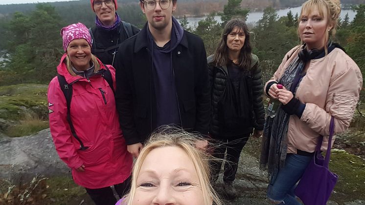 På bilden Veronica Pålsson, Gustav Rehnby, Erik Wåhlberg, Rosemarie Bornelöv, Anna Morlin och i förgrunden Lou Rehnlund från Hjärnkoll Stockholm.
