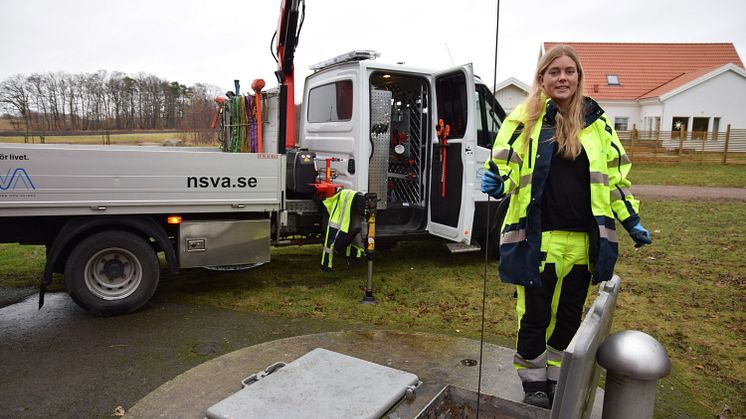 Laura Karlsson,  drifttekniker på avdelning Avloppsrening, ute på uppdrag. Nu kan du också bli en del av vårt glada gäng på NSVA- vi söker flera nya medarbetare. Läs mer på vår karriärsida, jobb.nsva.se