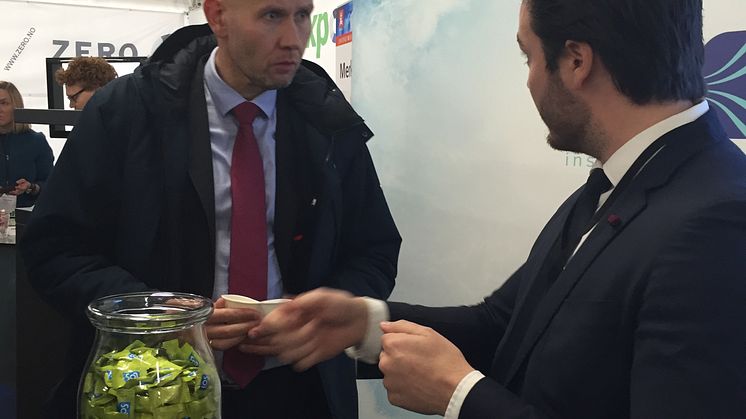 Olje- og energiminister Tord Lien lytter til Mattias Harrysson, Salgssjef Energitjenester på ZEROexpo