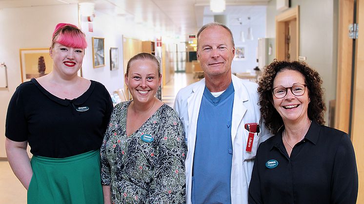 ​Kim Björn, medicinsk sekreterare, Sandra Helenius, sjuksköterska, Håkan Ivarsson, överläkare och Louise Konradsson, enhetschef, lovordar alla det nya arbetssättet vid ronden.