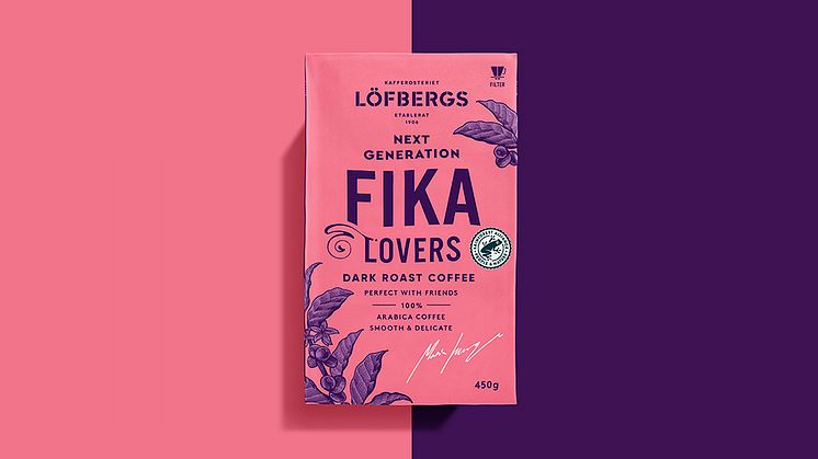 Ett välbalanserat och mörkrostat bryggkaffe med toner av mörk choklad. Nu finns Löfbergs nya FIKA i butik.