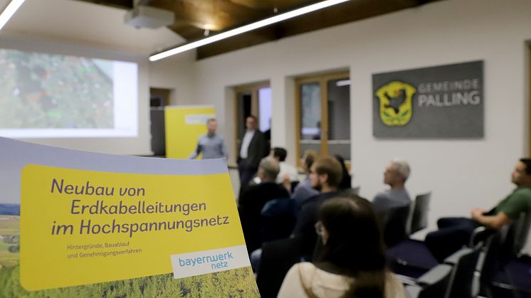 Infoabend in Palling: Die Bayernwerk Netz hat zu Beginn des Verfahrens Eigentümer und Pächter über den Kabelneubau zum Anschluss des geplanten Umspannwerks informiert.