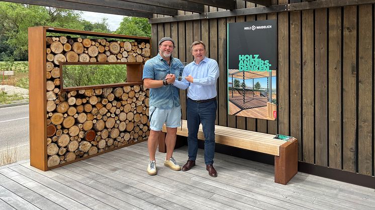 Hartmut Goldboom, Direktor Gesellschafterentwicklung der hagebau (rechts) gratuliert Heiko Waidelich (links) zum zehnjährigen hagebau-Jubiläum. Foto: hagebau (Abdruck honorarfrei)