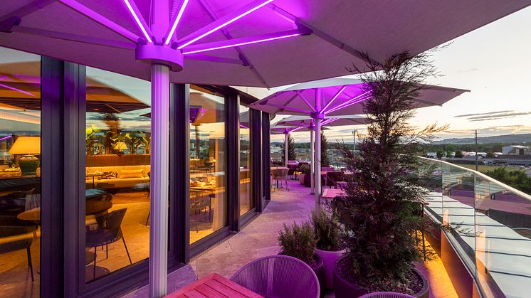 Clever gelöst: Versetzte Masten der PALAZZO® Style Schirme maximieren Platz und Ambiente auf dem Rooftop Attica in Frauenfeld.