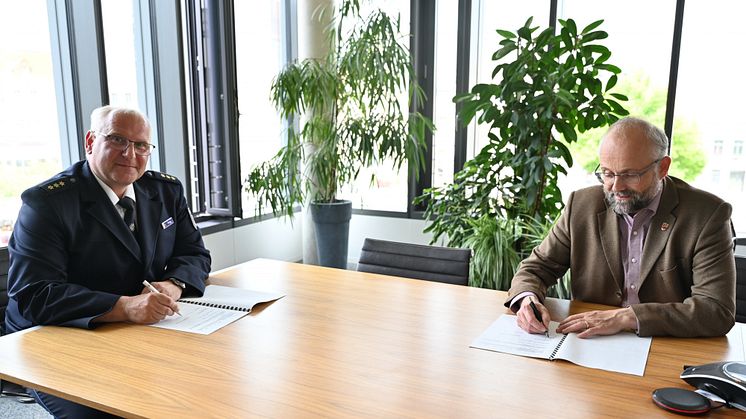 Daniel Kurth, Landrat des Landkreises Barnim, und Jens Starigk, Leiter der Polizeiinspektion Barnim, setzen beim Thema Kinderschutz auf eine enge und vertrauensvolle Zusammenarbeit. Foto: Robert Bachmann/Landkreis Barnim
