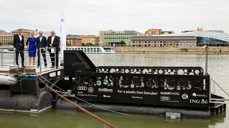 Flydende affaldsfælde på Donau-floden i Budapest