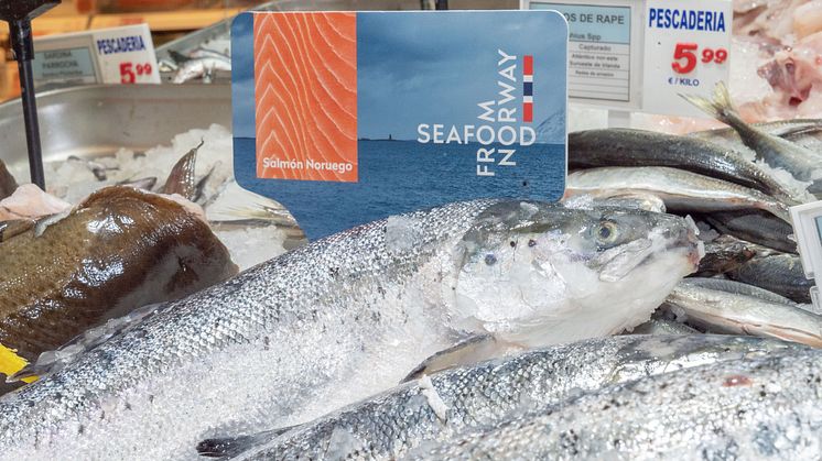 Norsk laks har en høy stjerne i Spania. Derfor er det viktig med tydelig opphavsmerking slik som i denne spanske fiskedisken. Foto: Norges sjømatråd