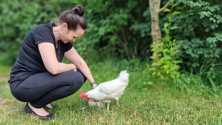 Anja Seidel und der Rettet das Huhn e.V. freuen sich über den den "Goldenen Fressnapf" und das Preisgeld in Höhe von 5.000 Euro