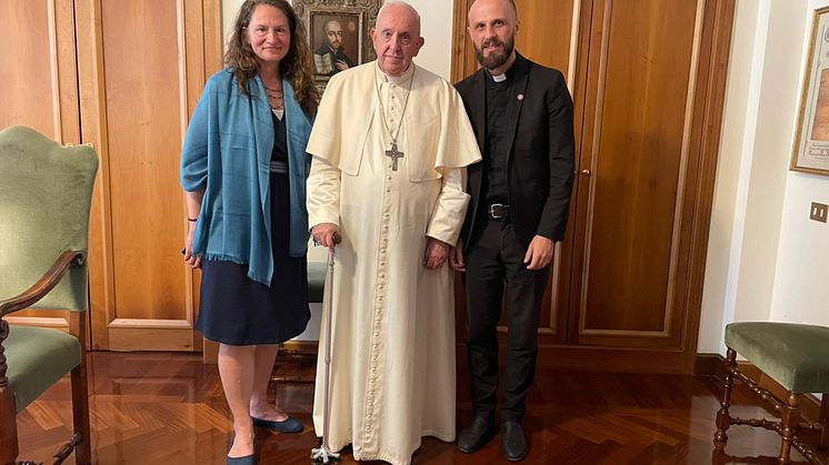 Tetiana Stavnychy, Caritas Ukraine och Vyacheslav Grynevych, Caritas Spes Ukraina på besök hos påven Franciskus, maj 2022. Foto: Caritas Internationalis