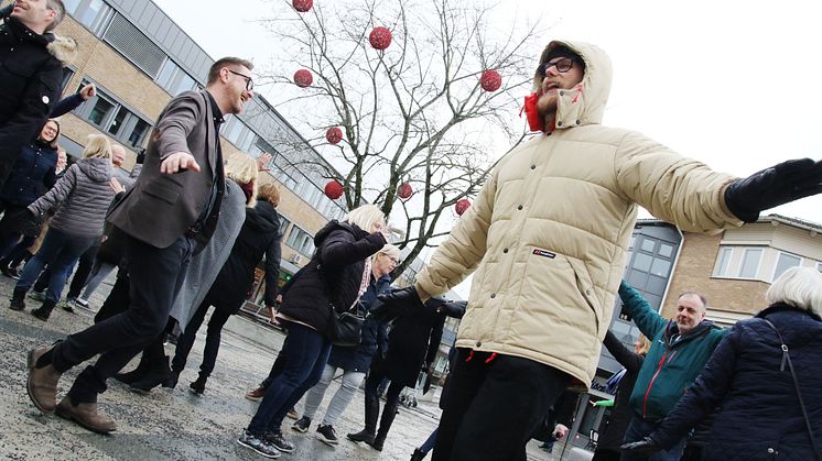 Peppare och anställda på Vallentuna kommun som värmer upp inför utmaningen i Upp och hoppa-kampanjen.