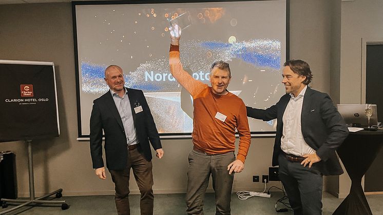 Ole Willy Gudmundsen (i midten) hos Nord-Motor tar imot priset som Årets Forhandler i Norge av Anders Velta (til venstre), Country Sales Manager IVECO Norge og Håkan Jönsson, business director IVECO North Europe & Baltics.