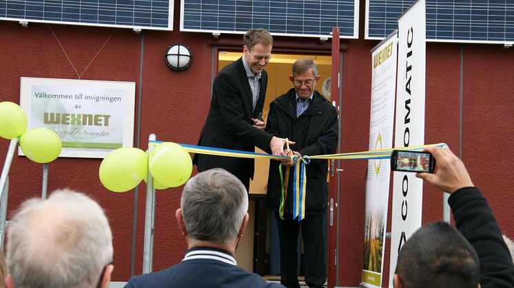 Carl-Olof Bengtsson, vice ordförande Växjö Energi AB och Per Bengtsson, affärsområdeschef Wexnet inviger Wexnet Green Data Center