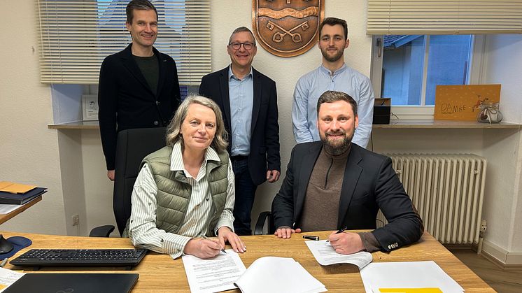 Bürgermeisterin Kerstin Deckenbrock und Projektleiter Tobias Eckardt (Bayernwerk Netz GmbH) unterzeichneten den Vertrag für die Kommunale Wärmeplanung.