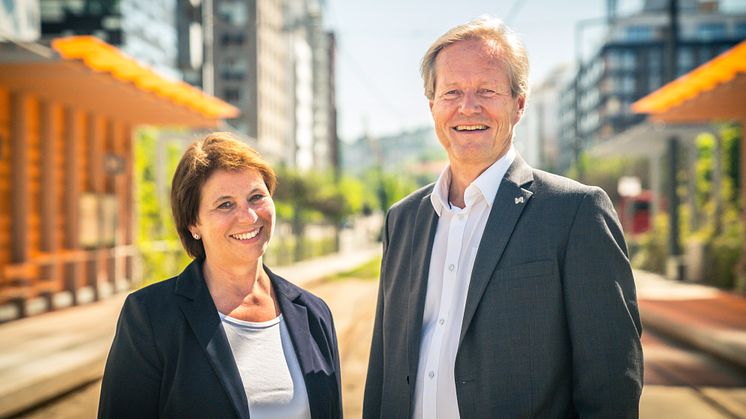 Sporveissjef Cato Hellesjø og Marianne Vik, leder for trikkeanskaffelsen og CFO i Sporveien
