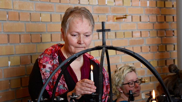 Anne Ma Gulliksen tenner lys