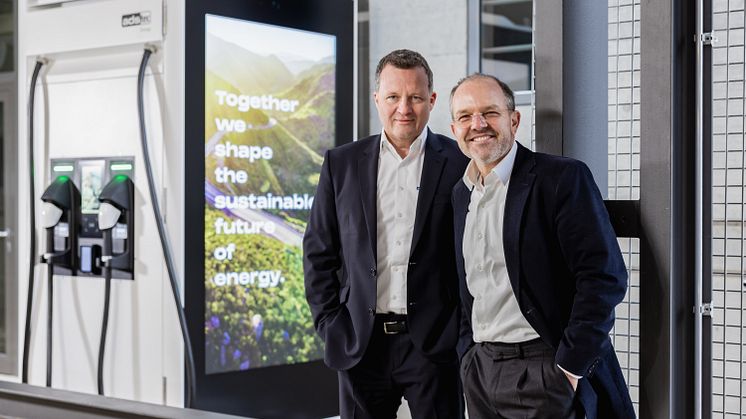 Erster ChargePost in Deutschland installiert – ADS-TEC Energy CEO Thomas Speidel (links) und Amperio Geschäftsführer Oliver Kaul geben strategische Partnerschaft bekannt