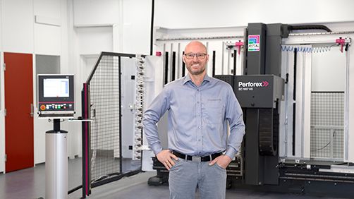 Direktør Lars Farsø på FH Automation regner med en årlig besparelse på 1 200 arbejdstimer i produktionen af automatikskabe efter at virksomheden har effektiviseret og automatiseret med hjælp fra Rittal. Fornyelsen forbedrer samtidig arbejdsmiljøet.