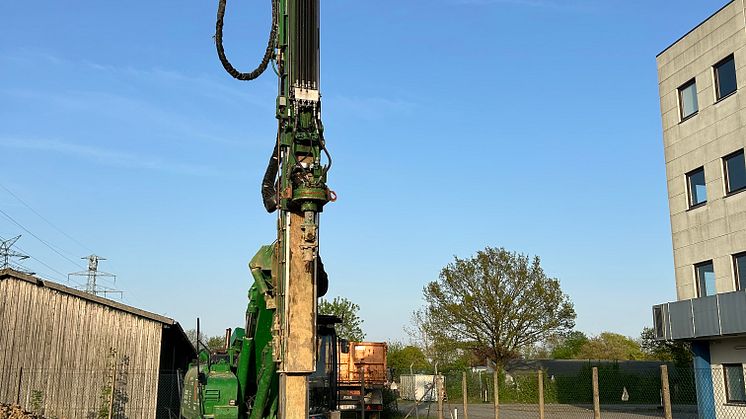 Die 9,5 Meter langen Stahlträger werden in den Boden eingebracht.