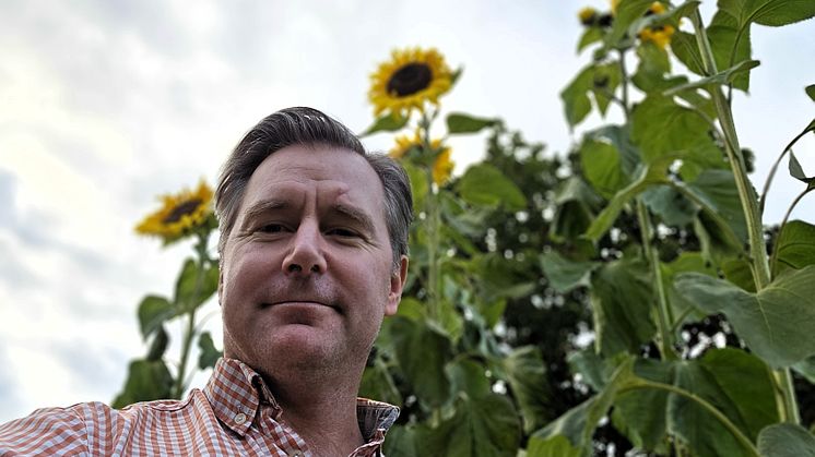 "Som startup strävar vi efter att visa en hållbar affärsmodell för potentiella partners genom att förbättra ekonomisk och miljömässig prestanda för jordbruk, växthus och skogar", säger Jonathan Love, VD och grundare av Umeåföretaget Cropcision. .