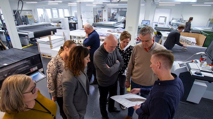 Terje Gulbrandsen fra PULP tok med hustrykkerideltagerne på en grundig rundtur i produksjonen sin. Der har de omfattende storformatproduksjon, blant annet med to Canon Océ Arizona flatbedprintere og robotskjærebord.