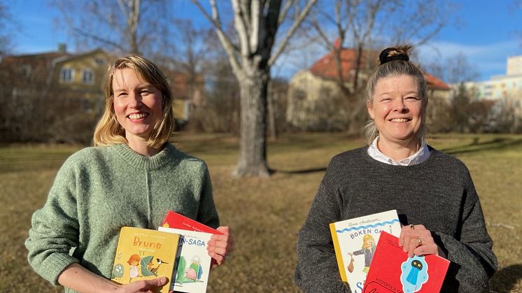 Malin Magnusson Barle, bibliotekskonsulent och Ulrika Nygren, vårdutvecklare på barnhälsovårdsenheten.