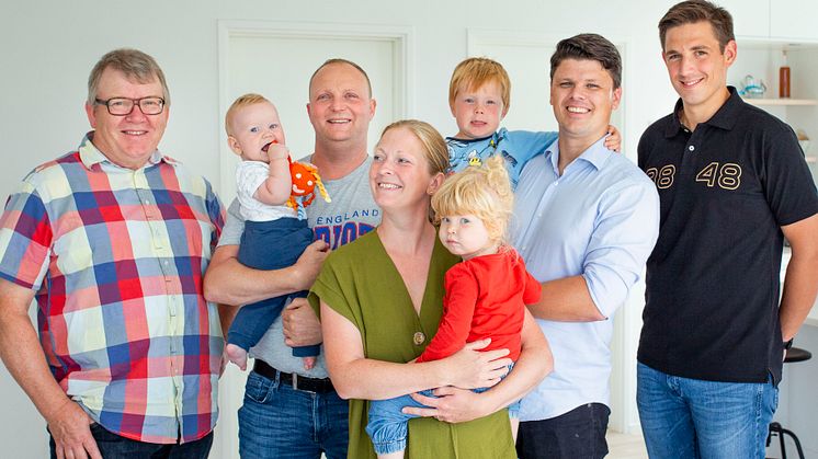 Familien og de tre frivillige førstehjælpere.jpg
