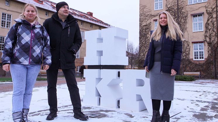 Tack vare nya forskargruppen har Lina Zadorozhnia (vänster) och Yuliya Markuts (höger) från Ukraina nu möjlighet att fortsätta sitt arbete i Sverige, i samarbete med professor Giuseppe Grossi vid Högskolan Kristianstad.
