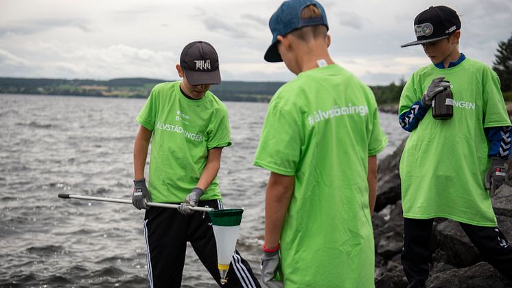 Ungdomar från Östersunds Badmintonklubb tar vattenprover för mikroplast i Indalsälven under Älvstädningen 2019.