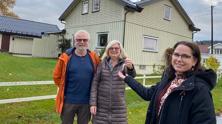 Ivar og Gro Becher ga husnøklene til administrasjonsleder Katarina Ballari i Eidos Eiendomsutvikling AS denne uken.