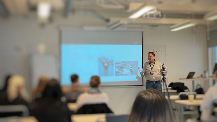 Anders Jonsson föreläser om upphandling av säkerhet på Affärshögskolan i Stockholm.