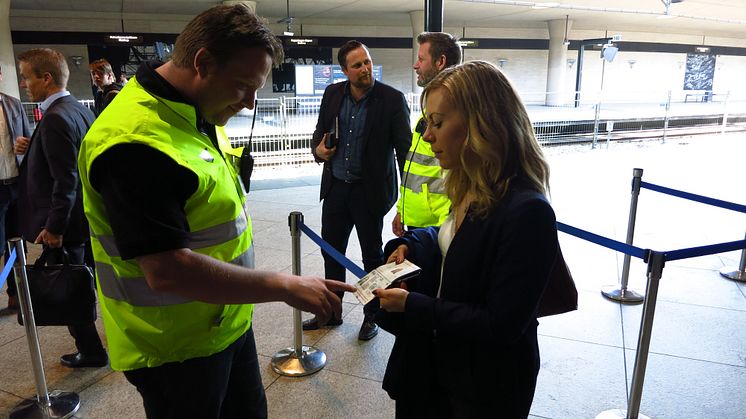 Trafikutskottets vice ordförande Jessica Rosencrantz (M) får sitt pass kontrollerat på Kastrup. I bakgrunden väntar regionrådet Carl Johan Sonesson (M).