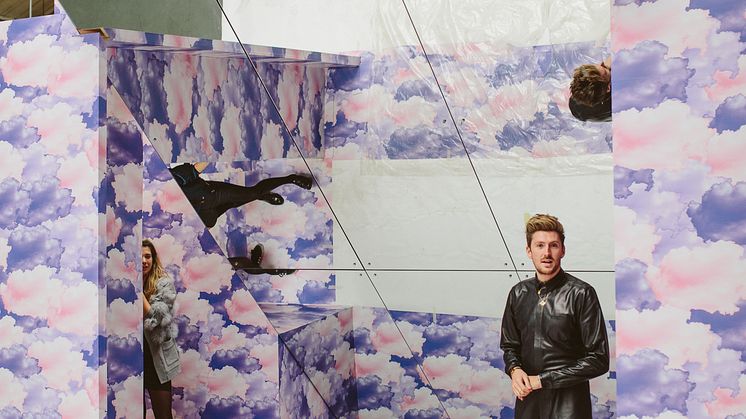 Med storformatutskrift fra Canon går Henry Hollands modeller på skyer under London Fashion Week