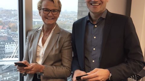 Anette Willumsen i Lindorff og Rune Garborg i DNB ruller snart ut Vipps for fakturabetaling og inkasso.