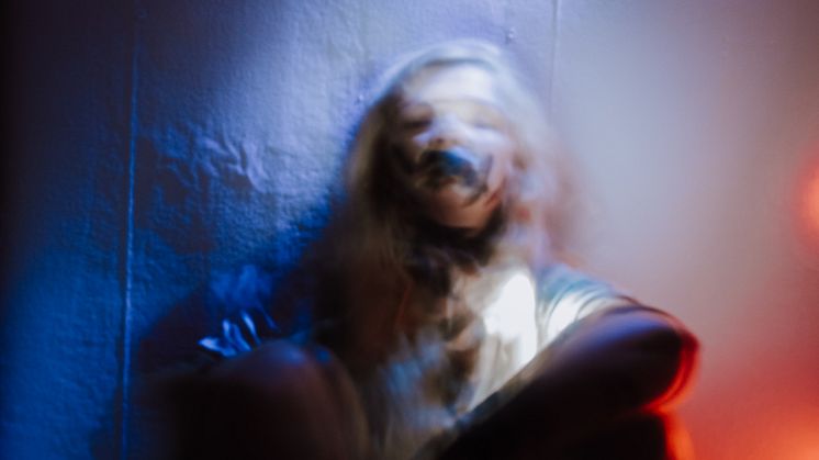 Nio unga visar sina bilder och berättelser i fotoutställning i Gallerian i Stockholm.  Här syns bilden "Skuggornas Dans: Kvinnors Tysta Berättelser om Livets Okända Mörker" av Arina Addams. 
