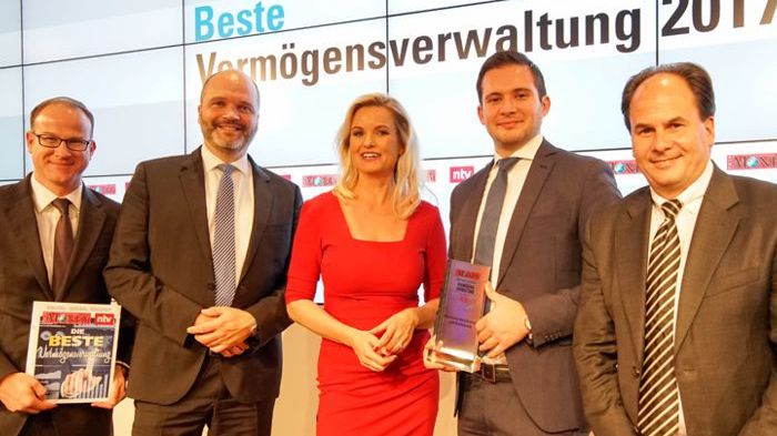 Nahmen den Preis in Berlin entgegen (v.l.n.r.): Clemens Berendt, Ralf Habeth, Sven Dix und René Hermanns von der apoBank mit n-tv Moderatorin Carola Ferstl
