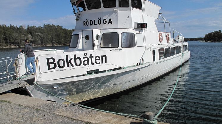 Bokbåten vid bryggan. Foto: Lars Hedelin