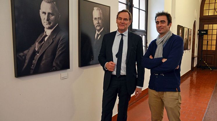Oberbürgermeister Burkhard Jung und Fotograf Michael Bader eröffneten die Dauerpräsentation im Neuen Rathaus