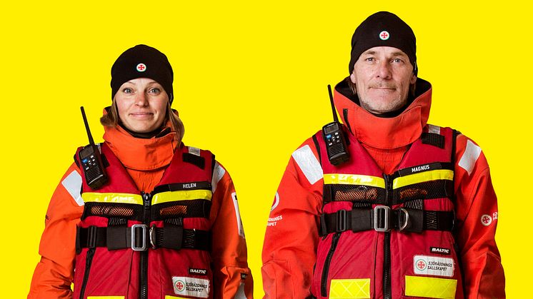 Helen Karlsson och Magnus Johansson är frivilliga sjöräddare och årets julmodeller för Sjöräddningssällskapet. 