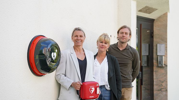 Hjärtstartare på fasaden i Solna. Från vänster Anna-Carin Strandberg, VD på Philips Sverige, Linda Myron, Insamlingschef på Hjärt-Lungfonden och Johan Westin, försäljningschef på AIK Fotboll.