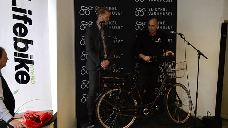 Janne Gustafsson från Vartex i Stockholm visar upp Batavus Torino 7, en kvalitetscykel till ett rimligt pris.